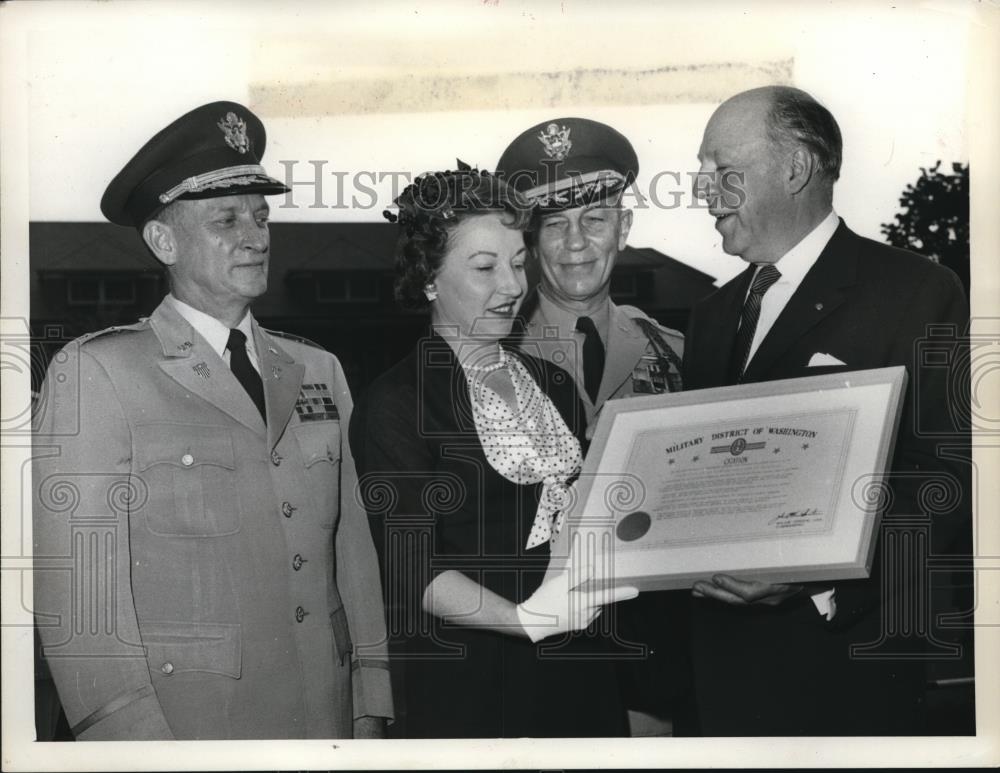 1958 Press Photo General Robert V.Lee, Mrs. Frank Hanna and Wilbert Brucker - Historic Images