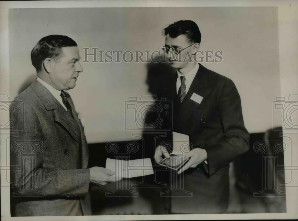 1937 Press Photo Dr.Harold Saft Olcott, Research Associate at Iowa University - Historic Images