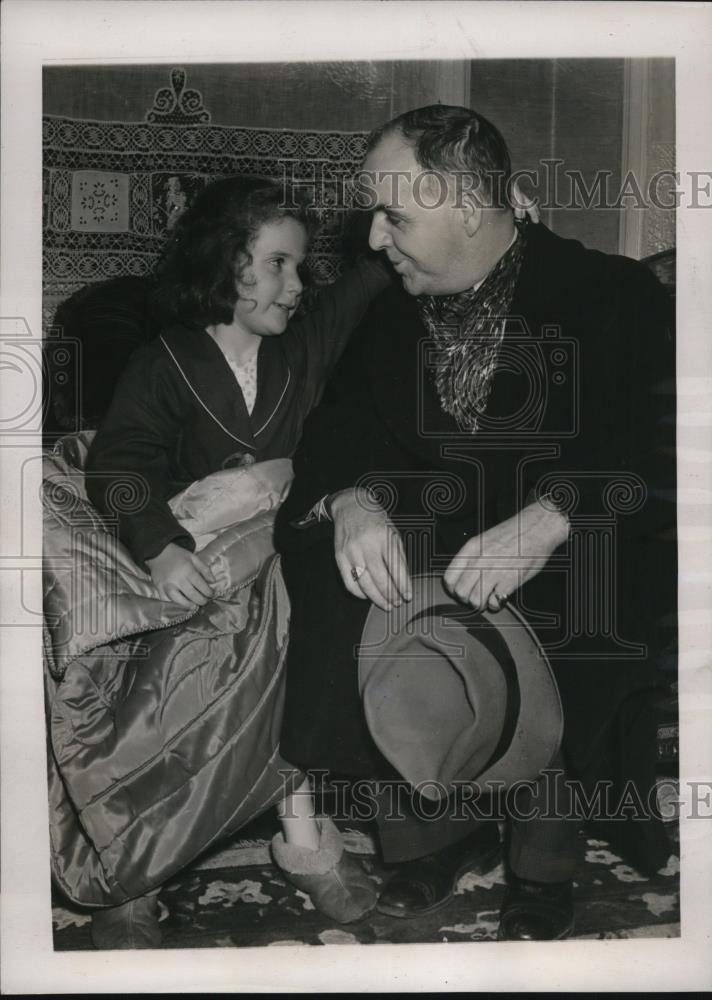 1939 Press Photo Six year old Lois Masterson with Police Chief William Keresey - Historic Images