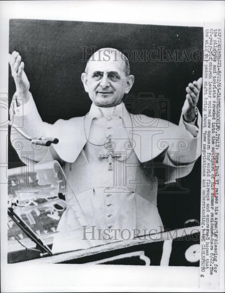 1965 Press Photo Castelgandolfo Italy Pope Paul VI raises his arms in blessing - Historic Images