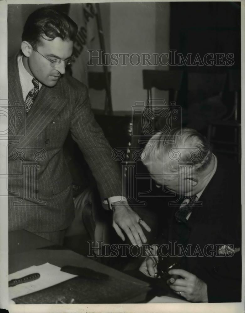 1939 Press Photo Attorney George Davis showing Gov. Olson bruises on his hand - Historic Images