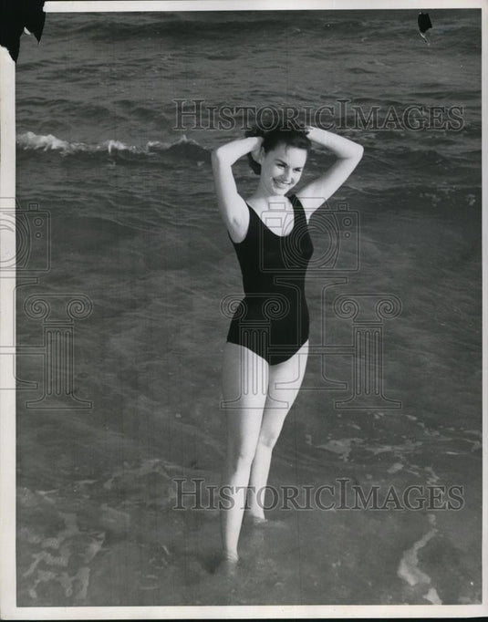 1961 Press Photo Jean Perry cools feet in Gulf of Mexico at Pensacola Beach - Historic Images