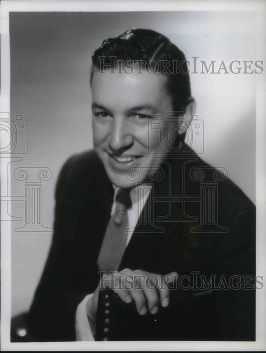 1956 Press Photo Mike Wallace Emcee Host of $100,000 Big Surprise game show - Historic Images