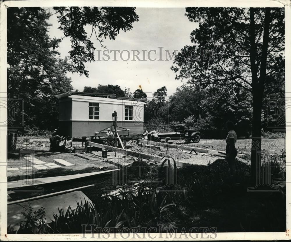 1942 Press Photo House On A Track, Can Roll Back And Forth - Historic Images