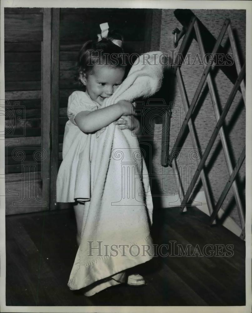 1959 Press Photo Janet Phelan cuddles the blanket like cuddling a doll - Historic Images