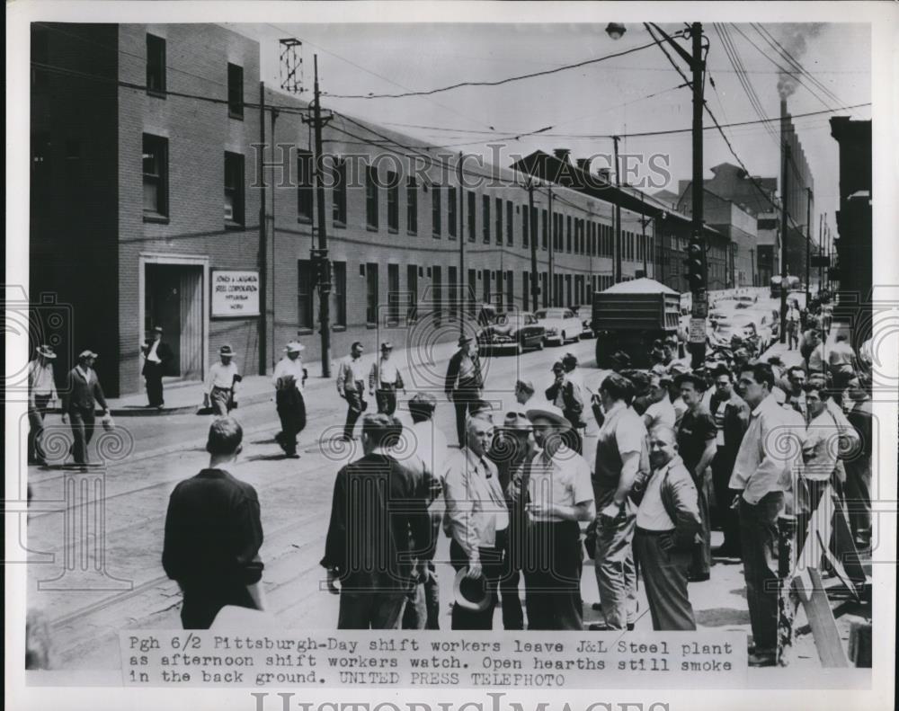 1952 Press Photo Day shift workers leave J&amp;L Steel plant &amp; afternoon workers - Historic Images