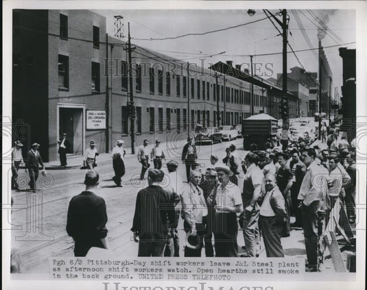 1952 Press Photo Day shift workers leave J&L Steel plant & afternoon workers - Historic Images
