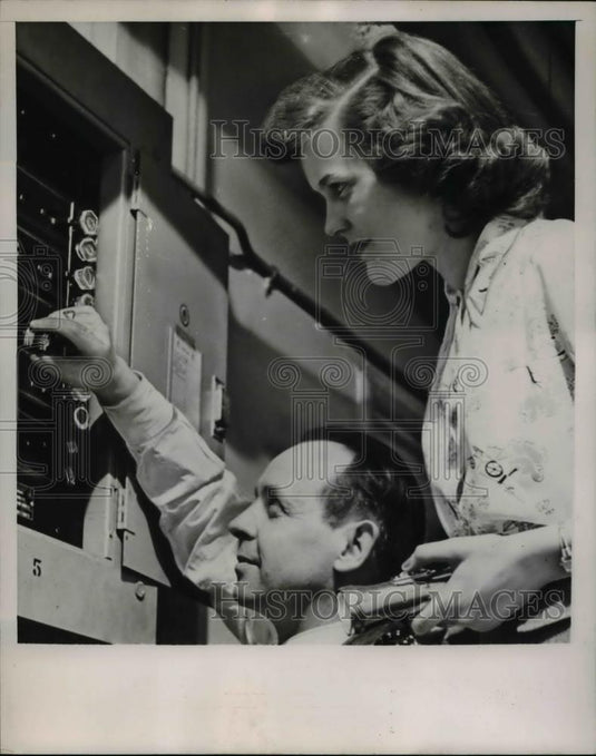 1951 Press Photo Luette Lurvey & William Brown switch fuses at home - Historic Images