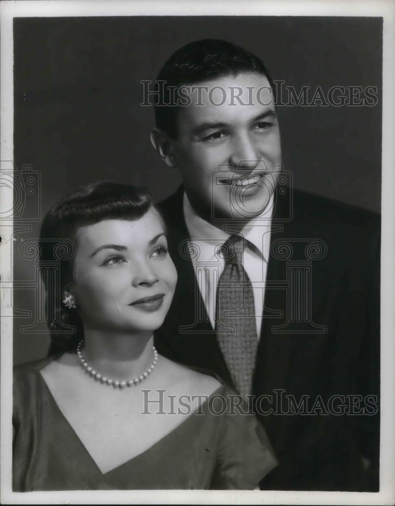 1951 Press Photo Mike Wallace Journalist TV host and his wife Buff Cobb - Historic Images