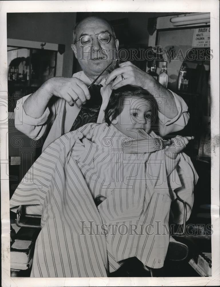 1948 Press Photo John Anthony Lenzi haircut bygreat-grandfather John Congelose - Historic Images