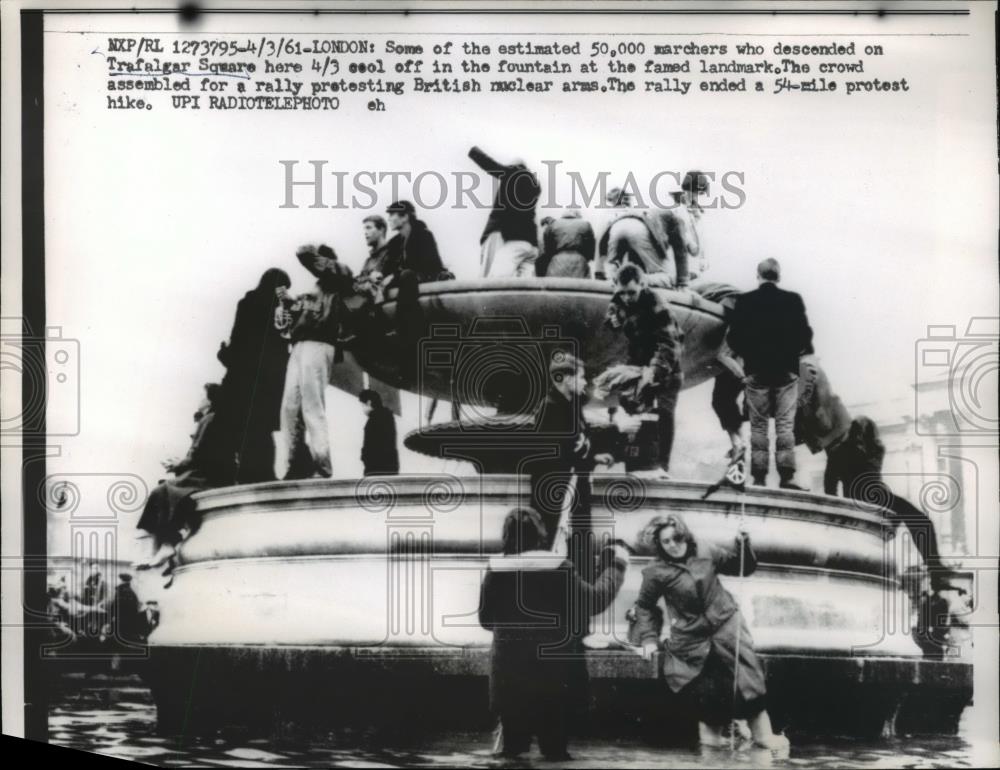 1961 Press Photo Rally protesting British nuclear arms descended to Trafalgar Sq - Historic Images