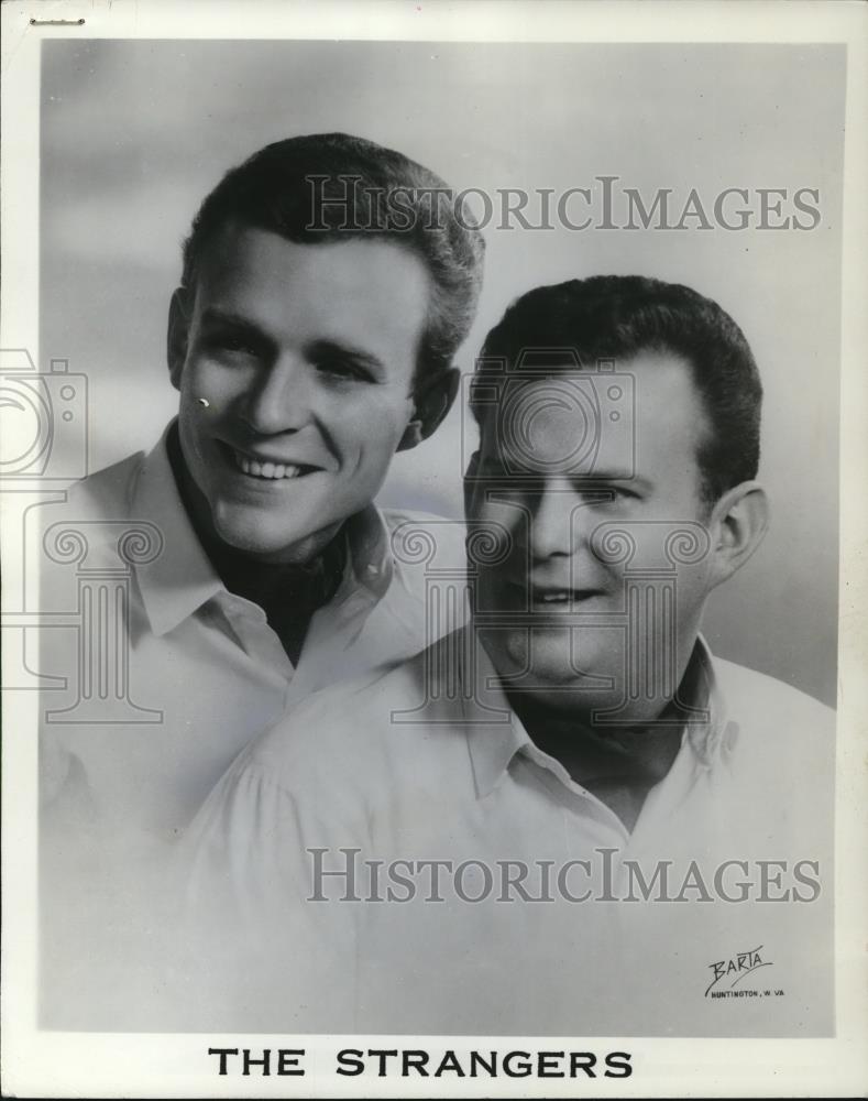 1967 Press Photo The Strangers Oliver & Reynolds - cvp28399 - Historic Images