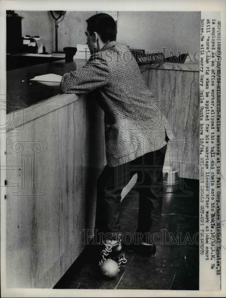 1959 Press Photo Milwaukee Wis Falk Corp, Michael Ignsten office worker - Historic Images