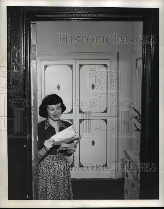 1949 Press Photo Plywood Covers and Gilt Moulding Makes Door Panels - Historic Images