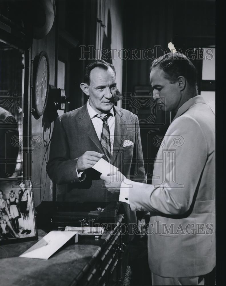 1965 Press Photo Trevor Howard Marlon Brando In Morituri - cvp27410 - Historic Images