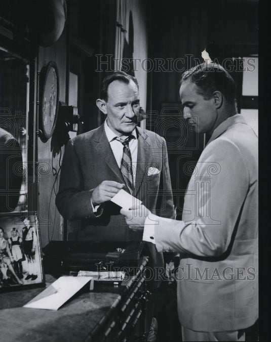 1965 Press Photo Trevor Howard Marlon Brando In Morituri - cvp27410 - Historic Images