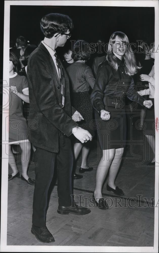 1967 Press Photo Don Young and Jean Runewicz HIgh School Students - Historic Images