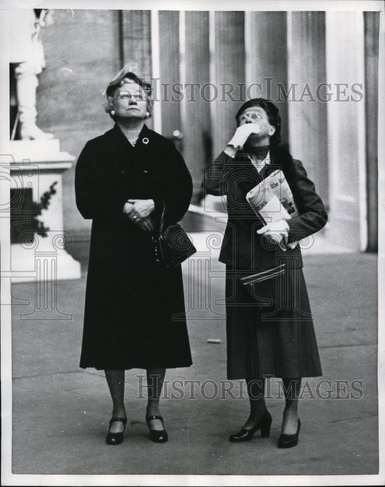 1956 Press Photo My goodness seems to be reaction of one woman and other - Historic Images