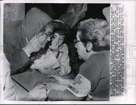 1962 Press Photo M. Taylor and granddaughter B. Savage at Red Cross center - Historic Images