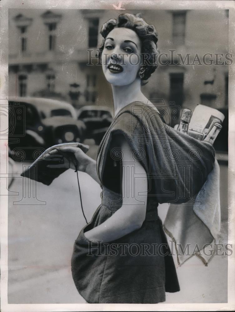 1954 Press Photo Jackie Howell wearing Joy Ricardo&#39;s clever poncho - ned80591 - Historic Images