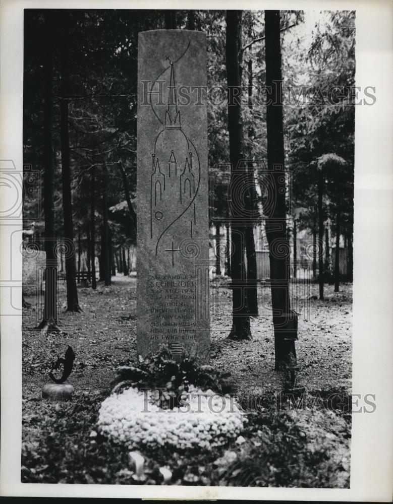 1961 Press Photo Story Behind Tombstone of Alexander Schneider - Historic Images