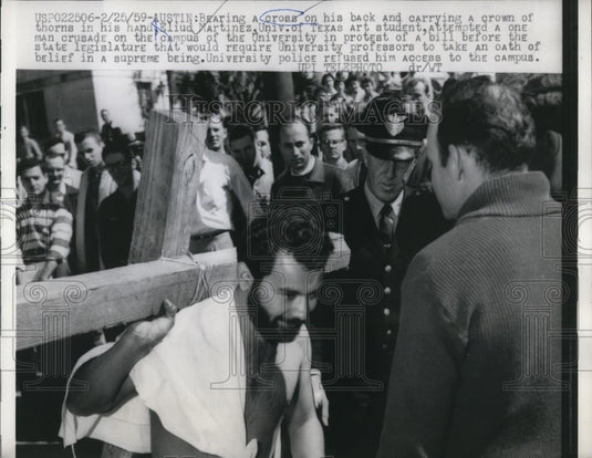 1959 Press Photo Austin Texas Eluid Martinez U of Tex with cross in passion play - Historic Images
