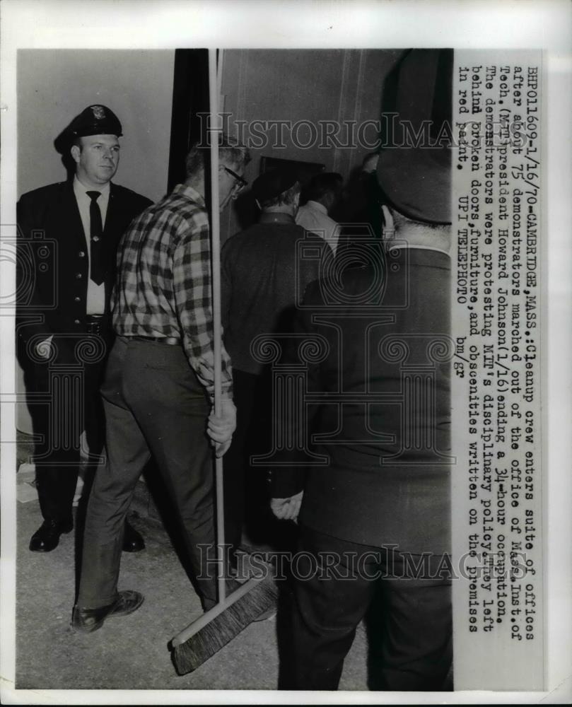 1970 Press Photo Cambridge Mass cleanup crew enters suite of offices after 75 - Historic Images