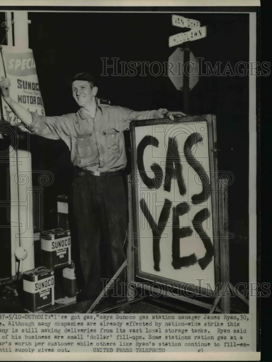 1952 Press Photo Detroit Sunoco gas station manager James Ryan's sign - Historic Images