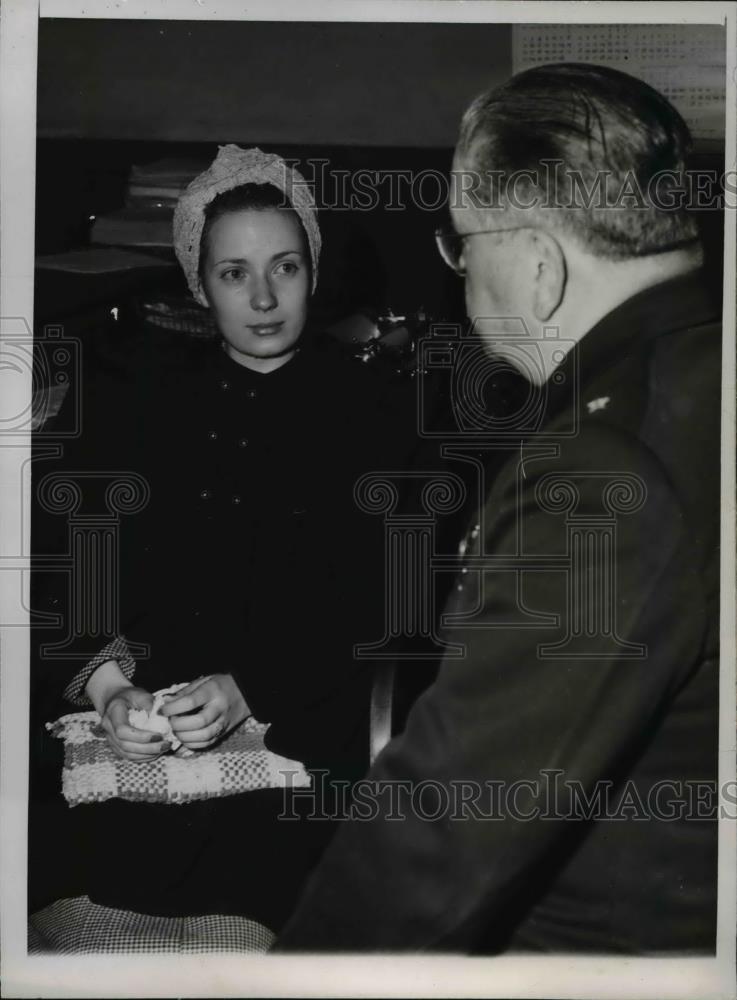 1947 Press Photo Betty Barrows Questioned by Gerald Darzin in Baby&#39;s Strangling - Historic Images