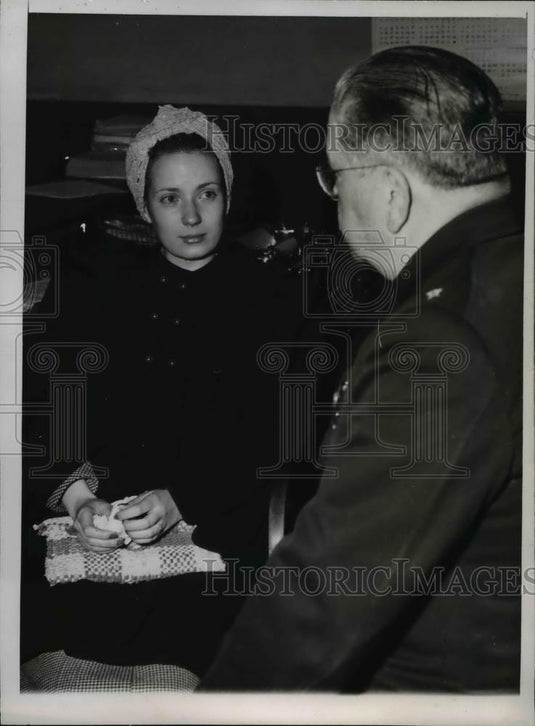 1947 Press Photo Betty Barrows Questioned by Gerald Darzin in Baby's Strangling - Historic Images
