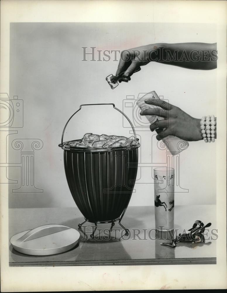 1961 Press Photo A woman loads a ice bucket for mixing drinks - Historic Images