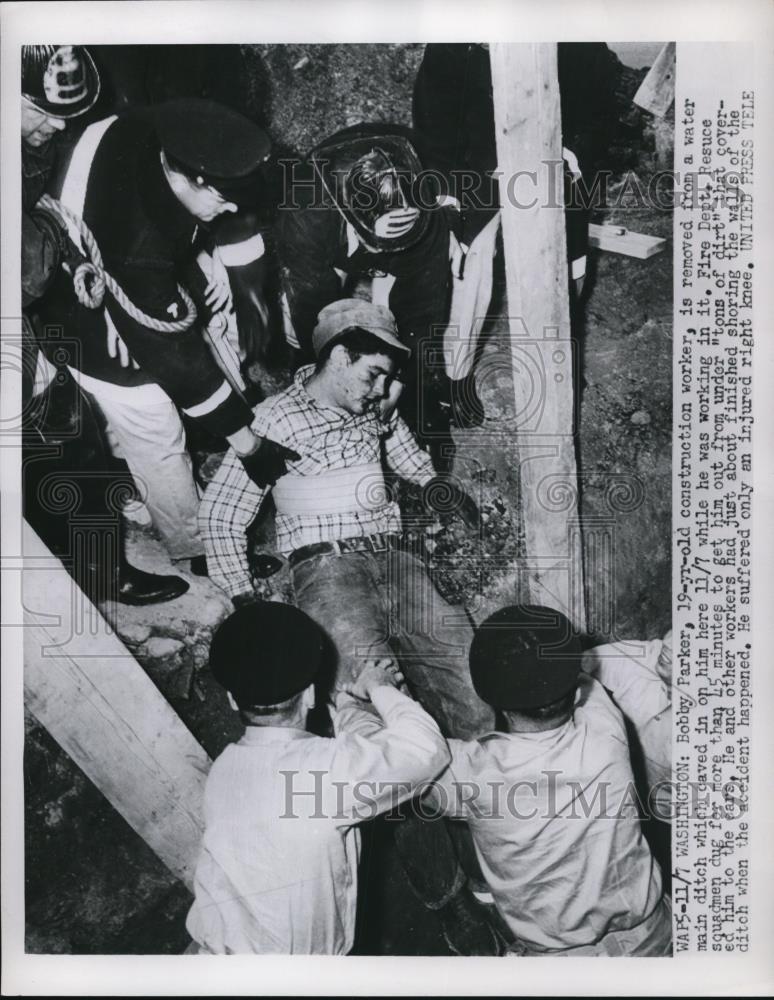 1952 Press Photo Wash DC Bob Parker construction worker rescued from cave in - Historic Images