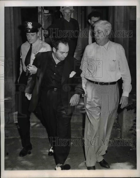 1950 Press Photo Gene Ostrin led by Lieutenant Edward L. Fevour & J. Riley - Historic Images