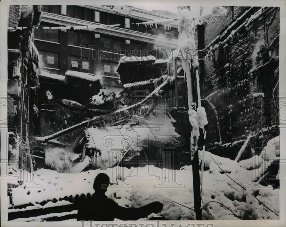 1945 Press Photo Wilcox Building Demolished After $500,000 Fire, Akron Ohio - Historic Images