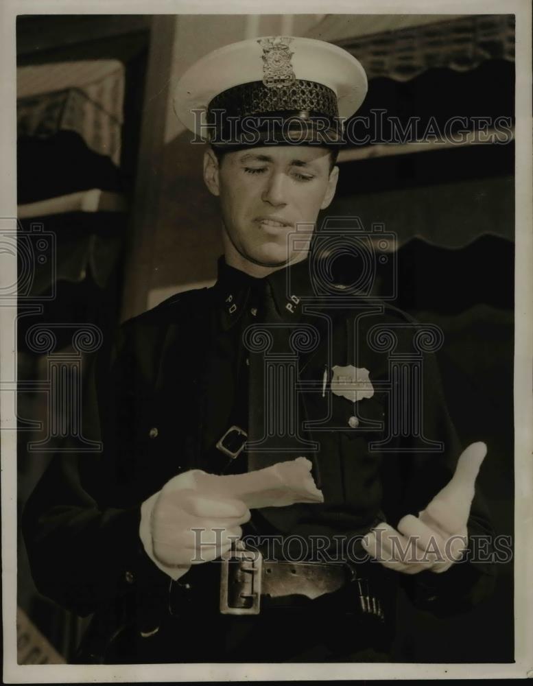 1939 Press Photo Texas Policeman P.R. O&#39;Neill Gives Self Reckless Driving Ticket - Historic Images