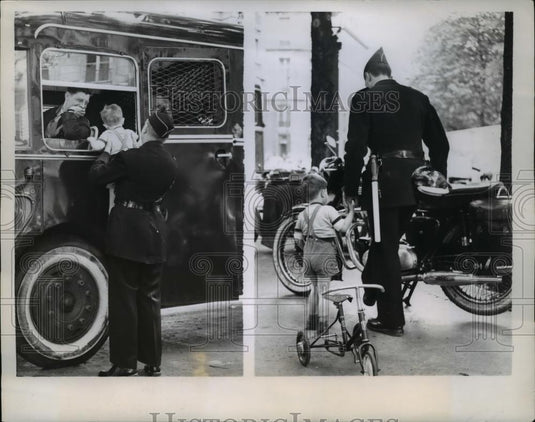 1958 Press Photo Parisian youngster's first contact with police - Historic Images
