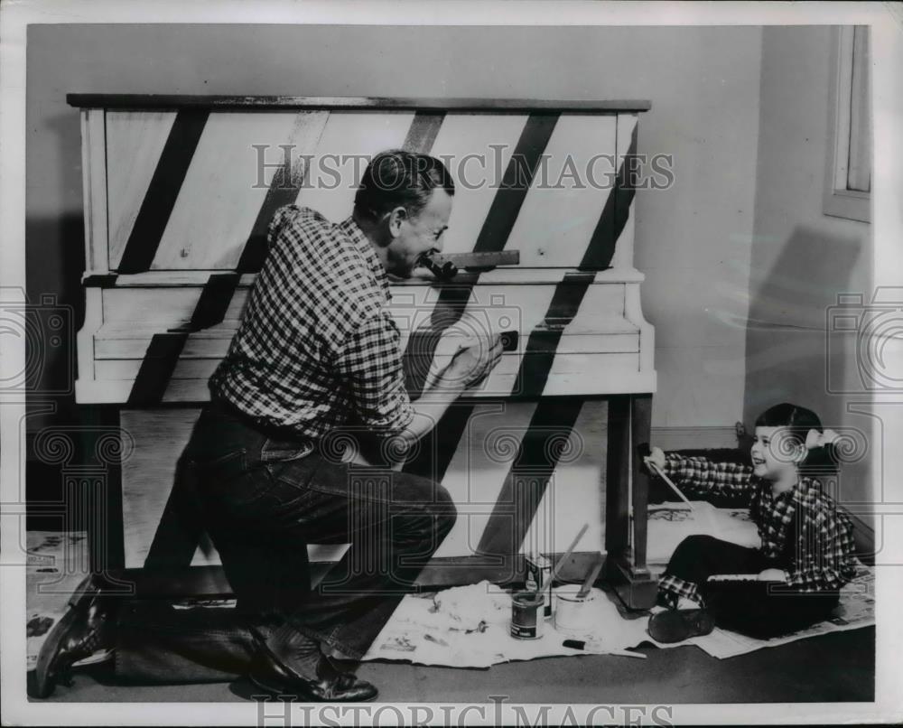 1954 Press Photo pop puts stripes on an old upright with help of small fry - Historic Images