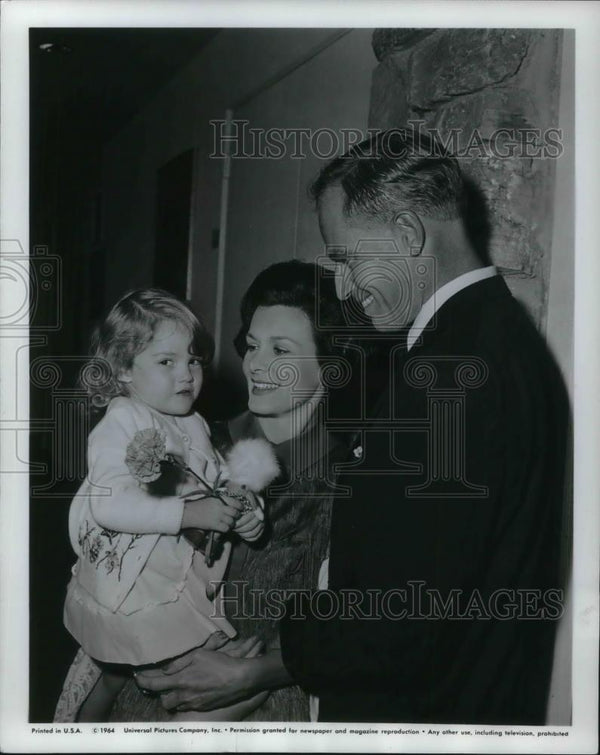 1964 Press Photo Charlton Heston with his wife and daughter Holly Ann ...