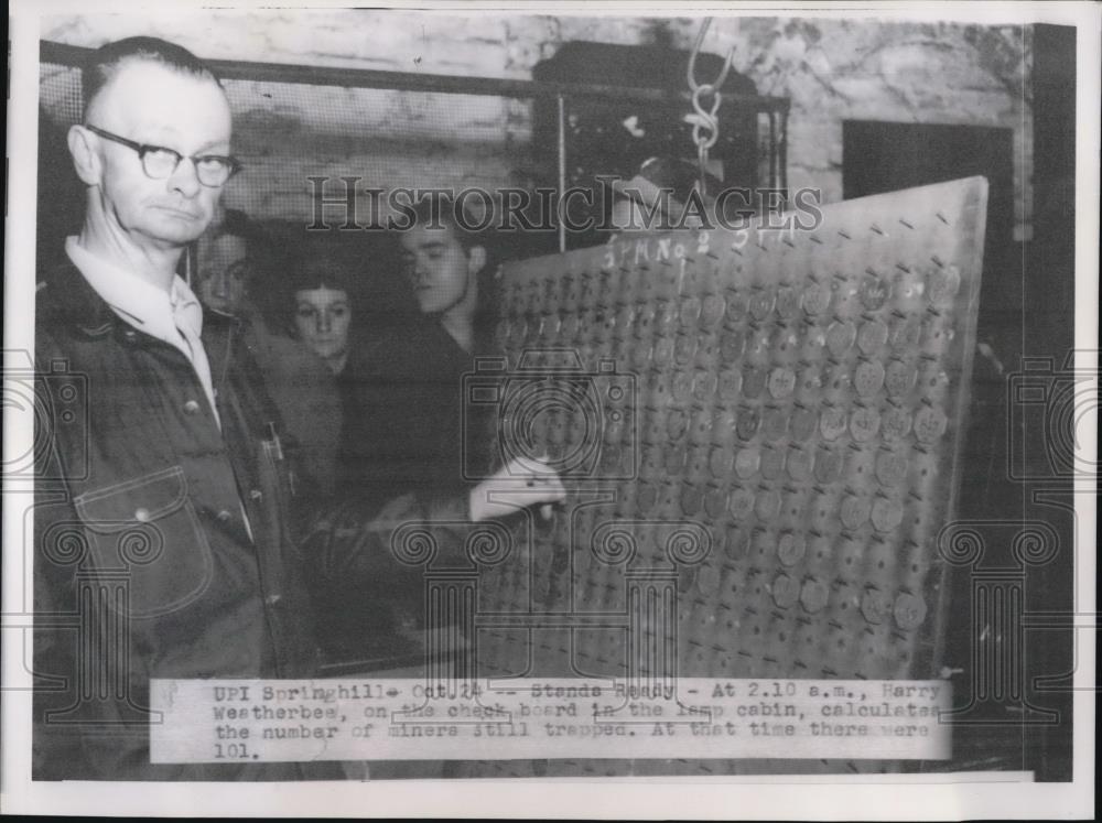 1958 Press Photo Harry Weatherby calculates miners trapped-101 - Historic Images