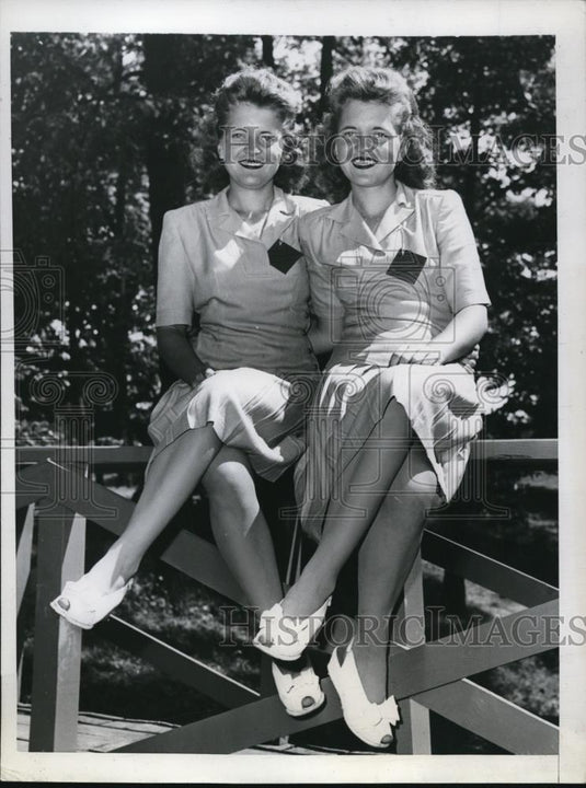1944 Press Photo Ethel and Esther Saul, 15-year old twins of Raleigh, Indiana - Historic Images