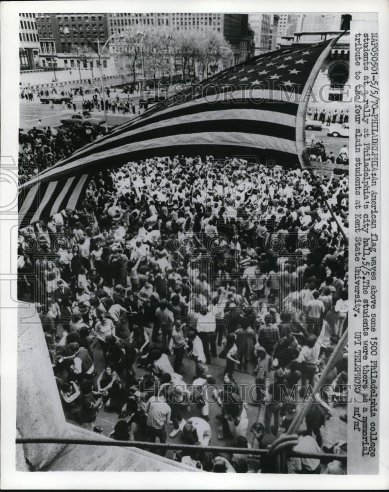 1970 Press Photo American flag waves at Philadelphia college students at rally - Historic Images