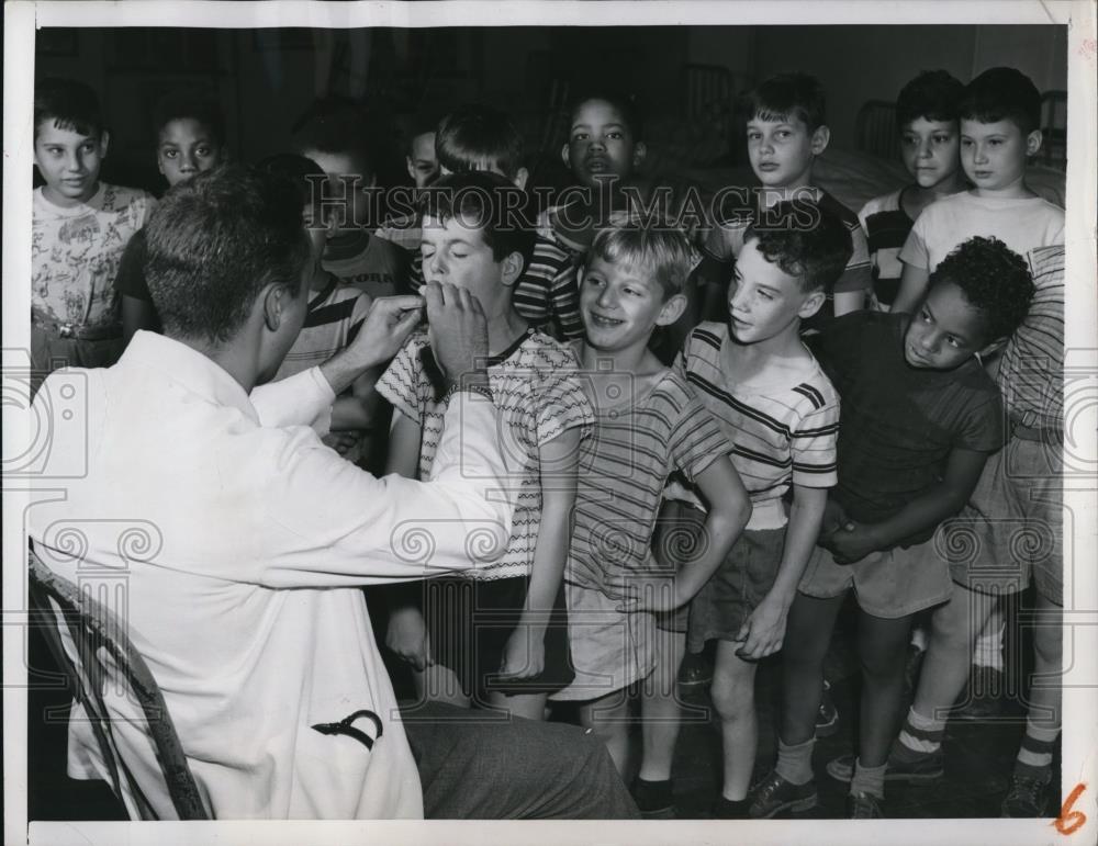 1949 Press Photo Irvington NY Rheumatic fever victims &amp; Dr Norman Johnson - Historic Images