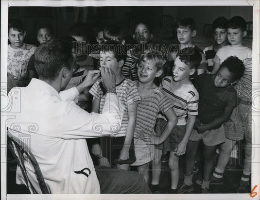 1949 Press Photo Irvington NY Rheumatic fever victims & Dr Norman Johnson - Historic Images