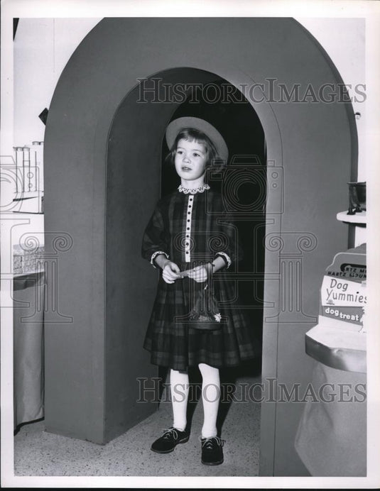 1960 Press Photo Cynthia Leonard as she poses for a photo - Historic Images