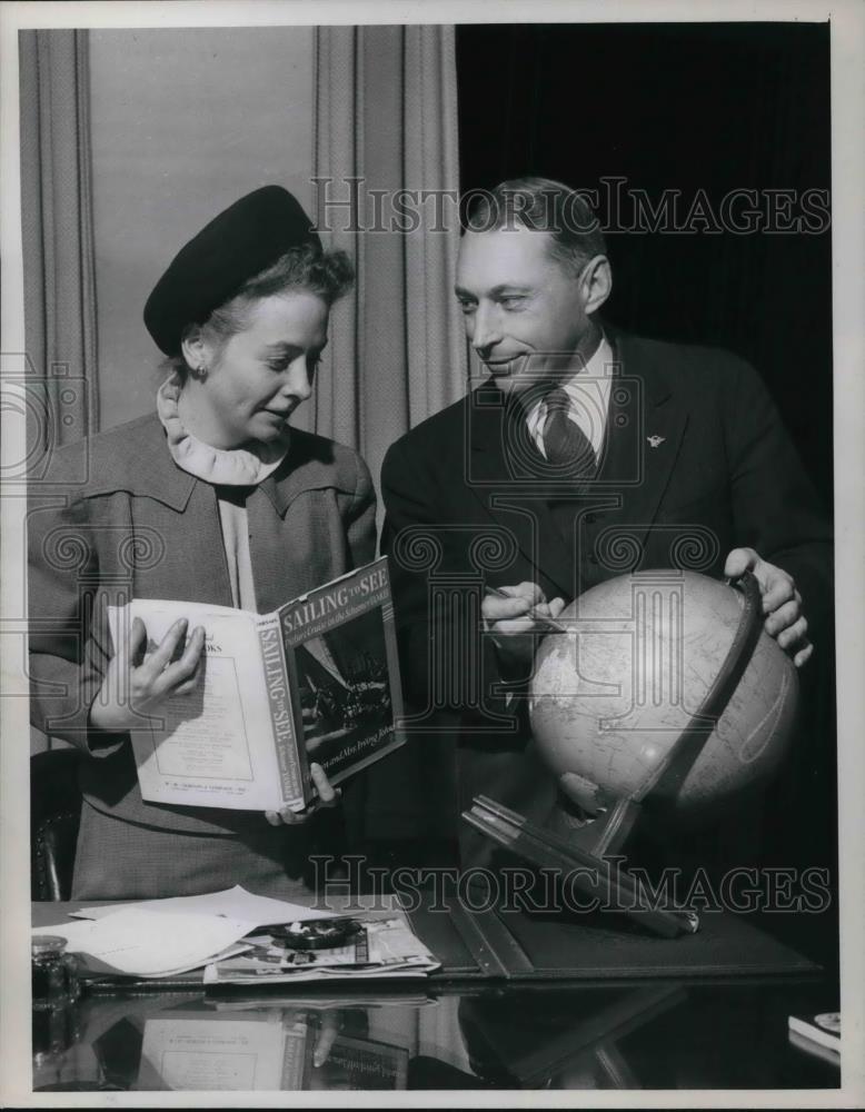 1947 Press Photo Capt Irving Johnson &amp; Writer Gretchen Sharp in Adventurers Club - Historic Images