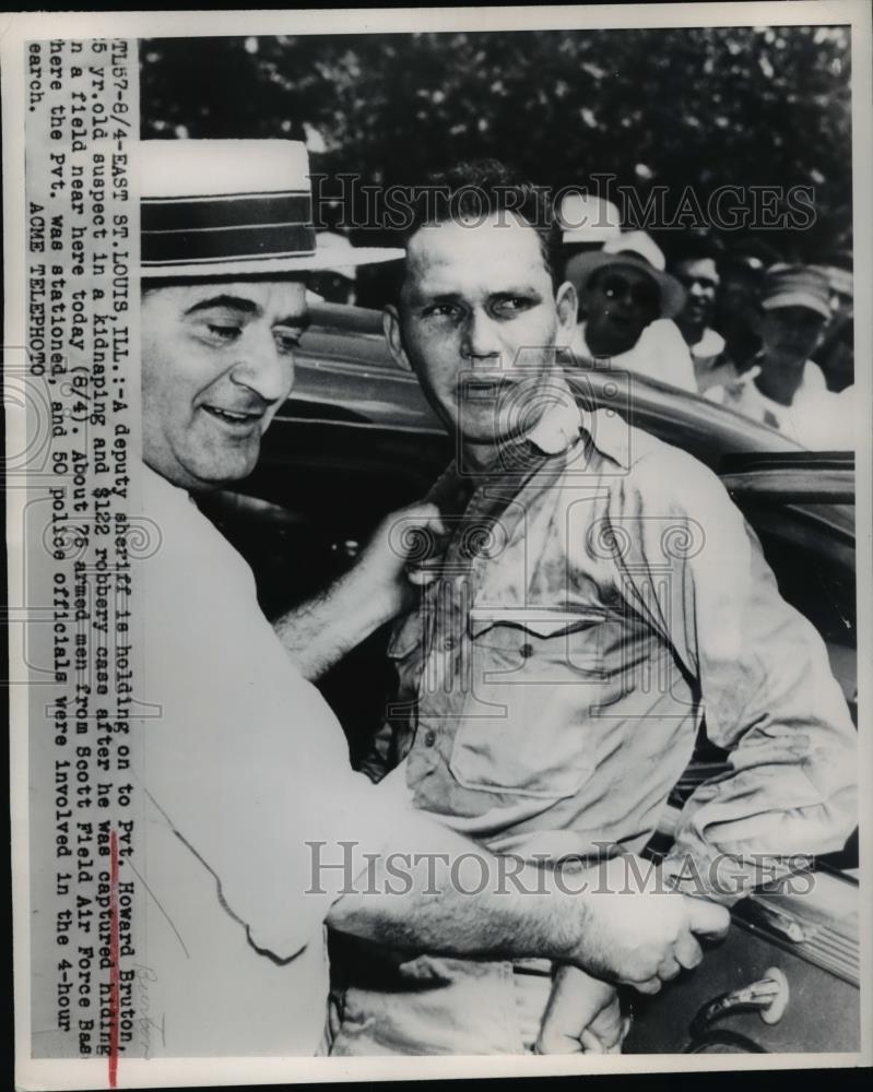 1949 Press Photo A deputy sheriff holding on to Pvt. Howard Bruton - Historic Images