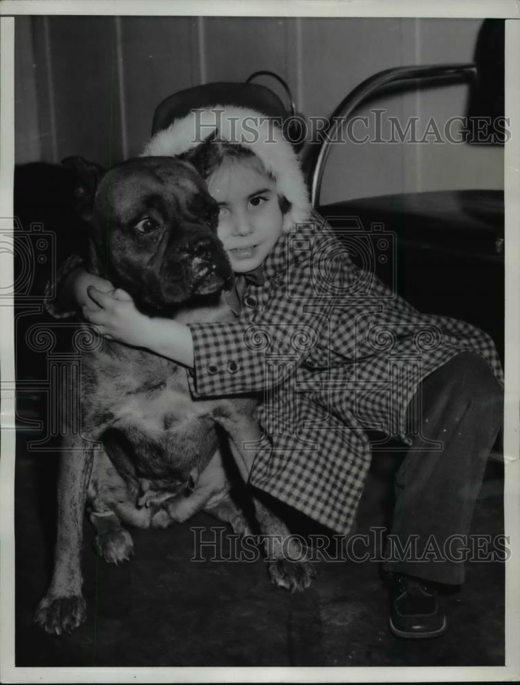 1950 Press Photo Little Nancy Williams, 5 1/2, reunited with her dog &quot;d-day&quot; - Historic Images