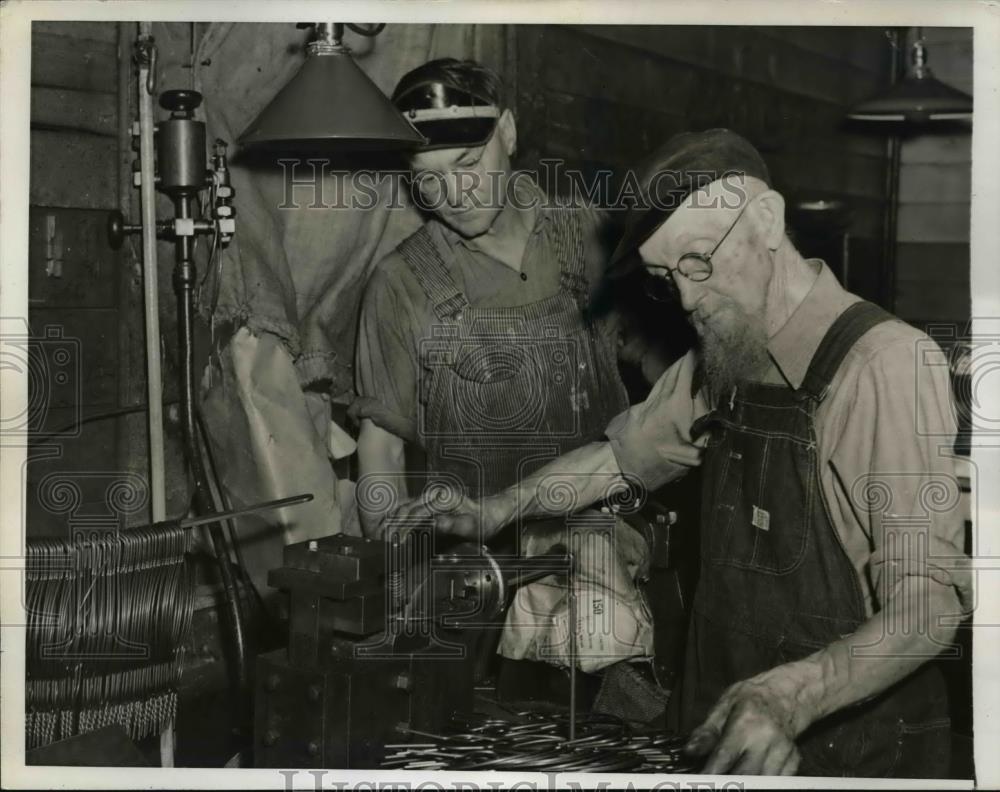 1941 Press Photo Joseph Henry Whittlesey Works on 93rd Birthday, Washburn Co. - Historic Images