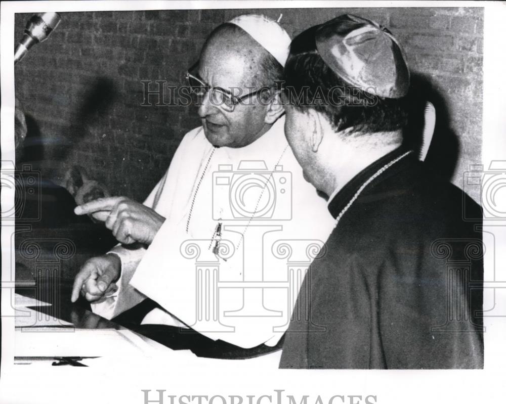 1969 Press Photo Pope Paul VI chats & Msgr. Vladislav Rubin Sec of World Synod - Historic Images