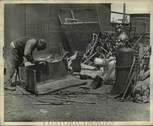 1942 Press Photo the boiler plate at the Du Pont Salvage Department - Historic Images